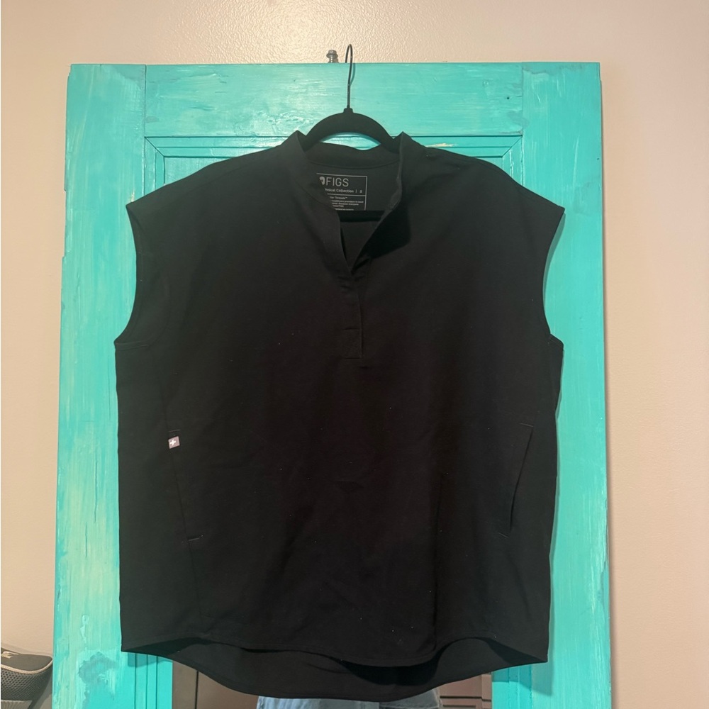 FIGS SCRUB Black Technical Collection Top ( 2 Pocket Design)